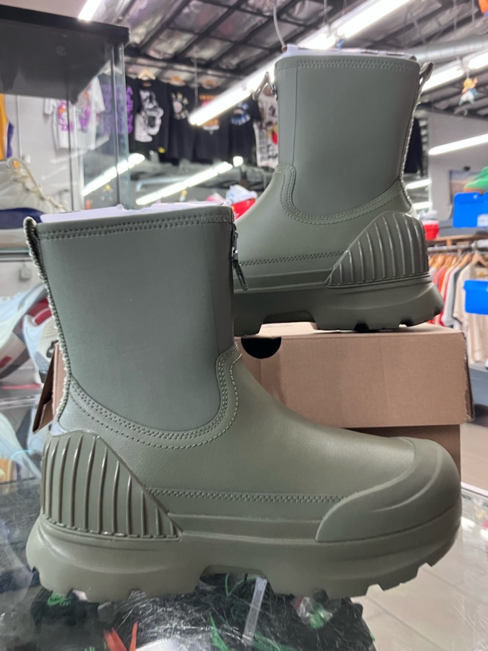 Women’s UGG Neumel x Zip Boot Burnt Olive Shaded Clover Size 8.5